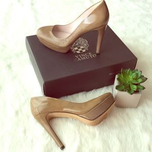 💕NWOT Vince Camuto Smoke Taupe  Patent Heels 👠